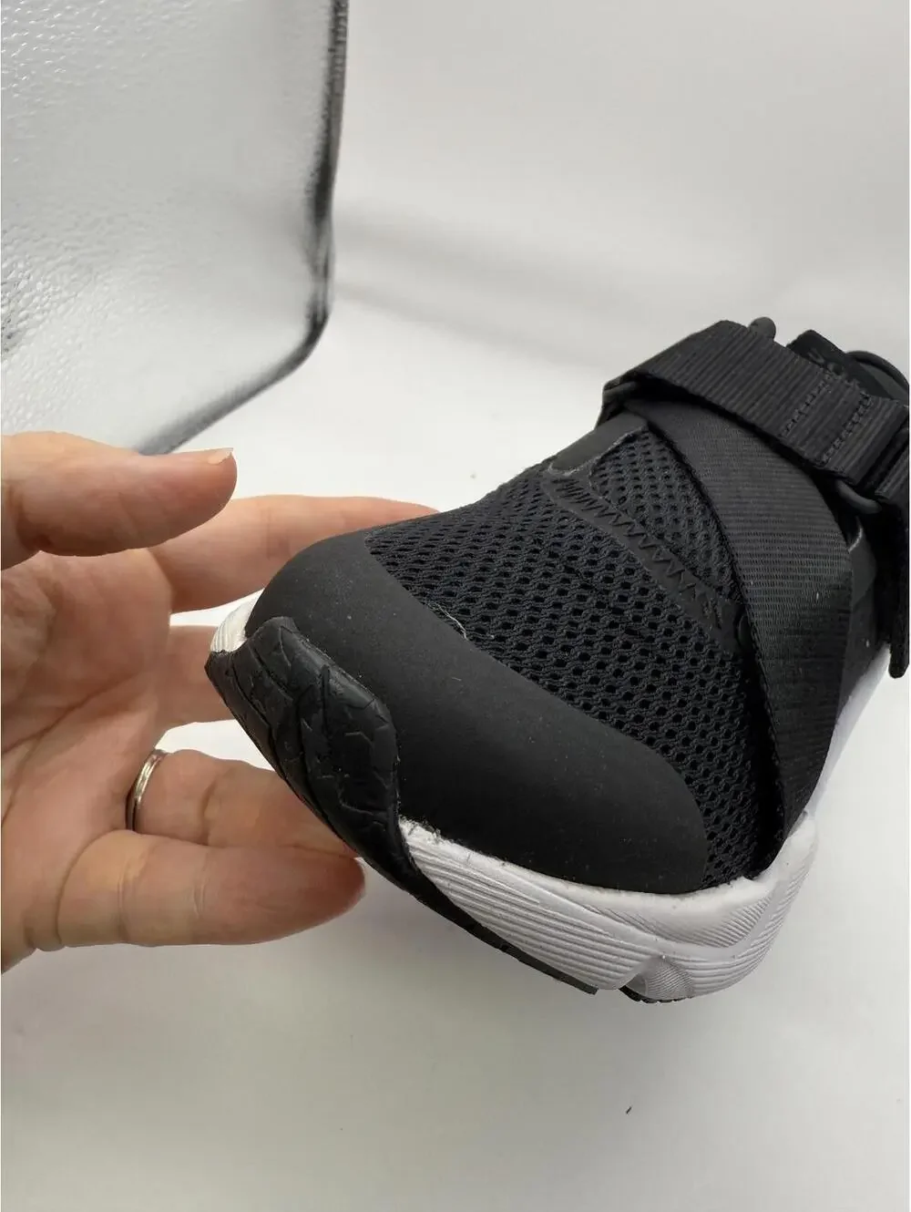 Sorel Kinetic RNEGD Strap Women's Sport Shoes Size 5.5 Black White